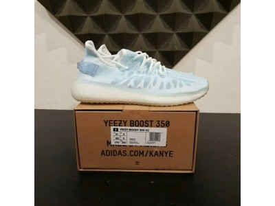 Особенности модели Adidas Yeezy Boost 350 v2